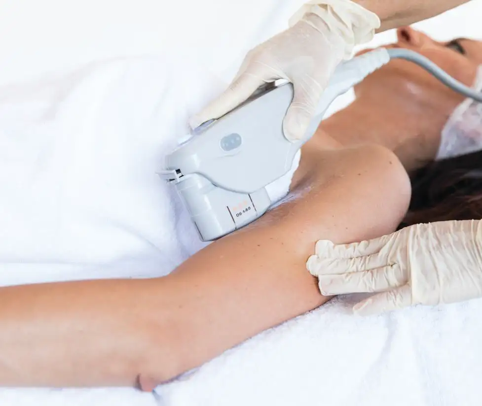 Trattamento ultrasuoni corpo su donna